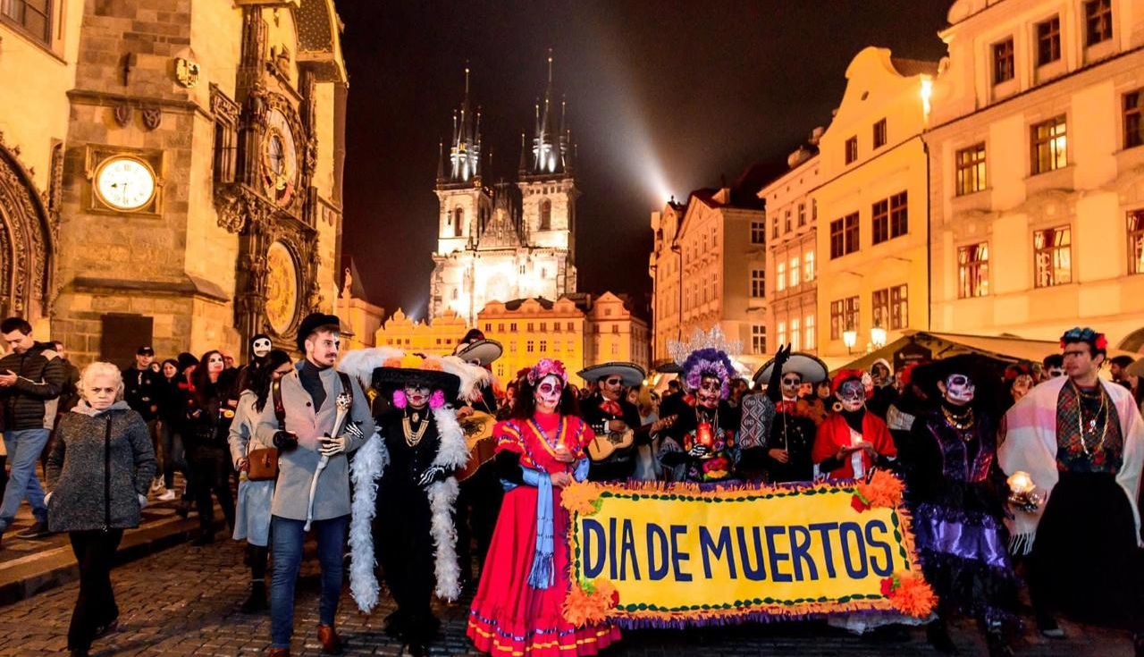 Desfile de Día de Muertos en la Plaza de la Ciudad Vieja de Praga
