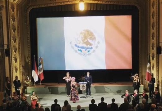 Celebración patria mexicana en un teatro de Praga