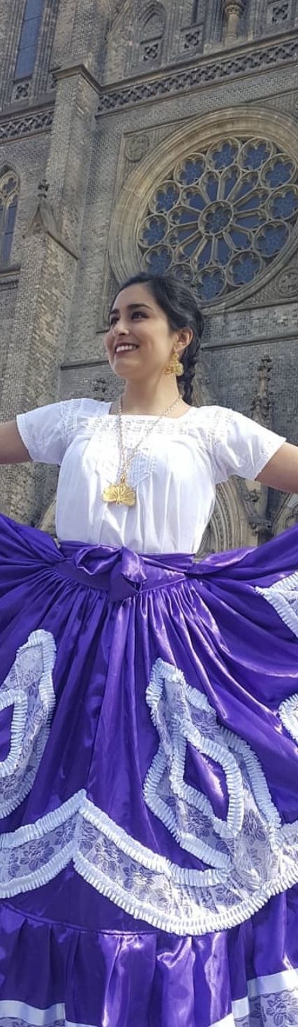 Naomi Luna con traje tradicional oaxaqueño y falda bordada