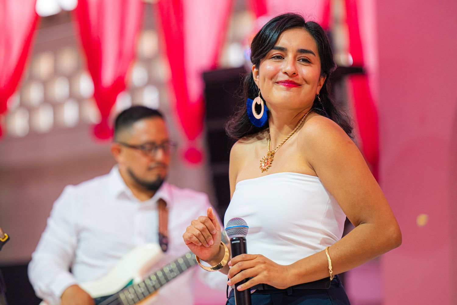 Naomi Luna sonriendo al público durante una presentación en vivo